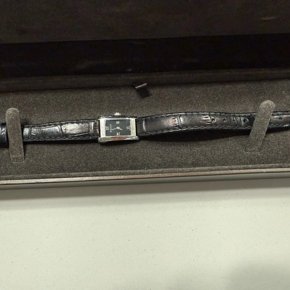 💋Gucci Black Leather‎ Silver-Tone Women’s Watch SB002-004